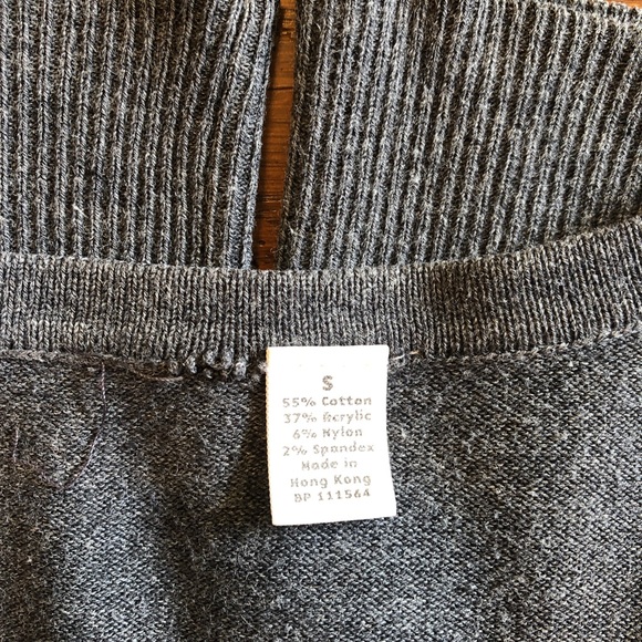 Basic gray v-neck sweater - Picture 6 of 6